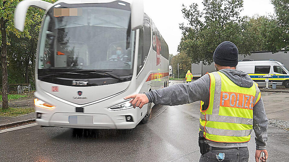 Bis morgens um sechs Uhr hielten Beamte in ganz Bayern Bus- und Fernfahrer auf und überprüften Ladung, Fahrtenschreiber und Fahrzeuge. Das Ziel: Weniger Unfälle im Schwerverkehr. Bis morgens um sechs Uhr hielten Beamte in ganz Bayern Bus- und Fernfahrer auf und überprüften Ladung, Fahrtenschreiber und Fahrzeuge. Das Ziel: Weniger Unfälle im Schwerverkehr.