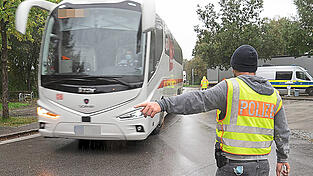 Bis morgens um sechs Uhr hielten Beamte in ganz Bayern Bus- und Fernfahrer auf und &uuml;berpr&uuml;ften Ladung, Fahrtenschreiber und Fahrzeuge. Das Ziel: Weniger Unf&auml;lle im Schwerverkehr.