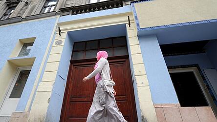 Viele Menschen in Deutschland werden im Alltag diskriminiert. Besonders betroffen sind Frauen, die ein Kopftuch tragen.