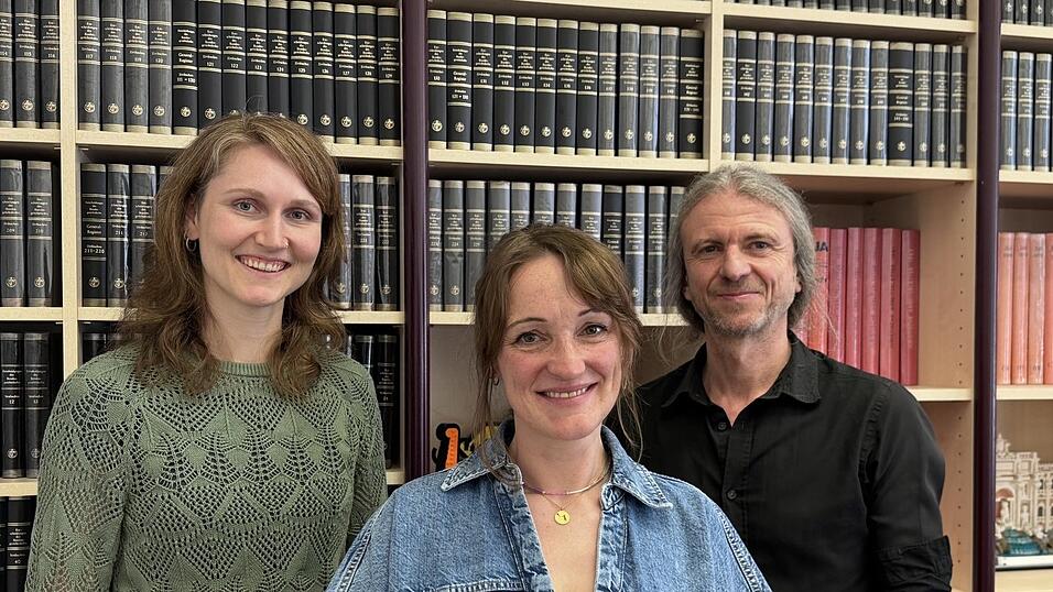 Sozialarbeiterin Simone Seitz (Frauennotruf, Mitte) sowie die beiden Sozialp&auml;dagogen Regina Berger und Michael Hiltl (Kontakt Regensburg) unterst&uuml;tzen Opfer von Sexualstraftaten.