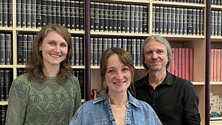 Sozialarbeiterin Simone Seitz (Frauennotruf, Mitte) sowie die beiden Sozialp&auml;dagogen Regina Berger und Michael Hiltl (Kontakt Regensburg) unterst&uuml;tzen Opfer von Sexualstraftaten.