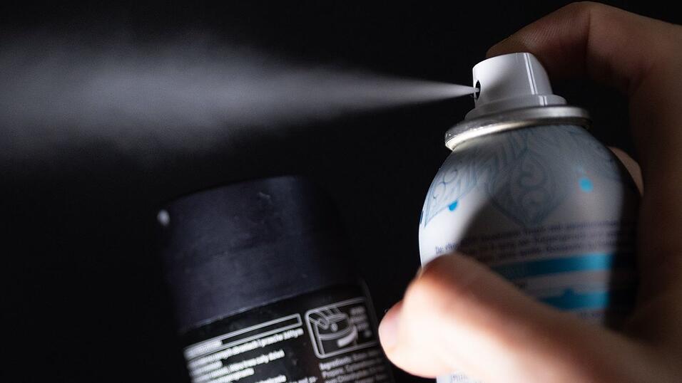 Für viele das Schönste, für andere ganz schrecklich, weil penetrant: Sprühnebel aus einer Deo-Dose. (Symbolbild) Für viele das Schönste, für andere ganz schrecklich, weil penetrant: Sprühnebel aus einer Deo-Dose. (Symbolbild)