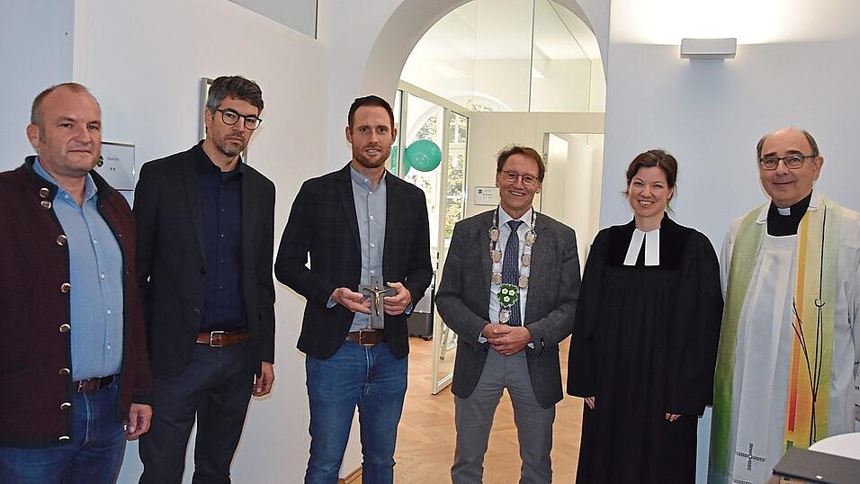 Pfarrer Clemens Voss (v. r.), Pfarrerin Lydia Hartmann, B&uuml;rgermeister Hans Sailer, Bauamtsleiter Christoph H&ouml;sl, Architekt Johannes Dantele und Georg Pichlmaier.