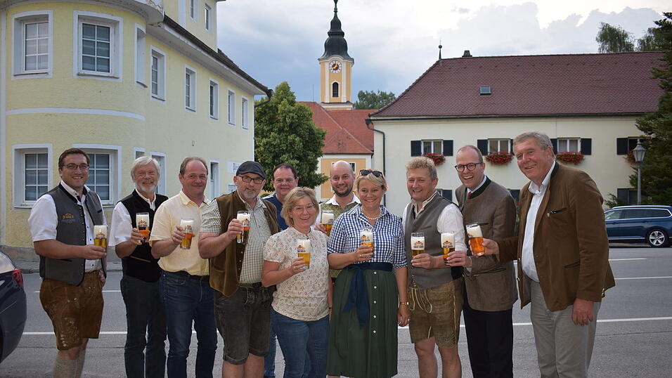 Zahlreiche Ehreng&auml;ste haben das Bier probiert und f&uuml;r gut befunden.