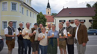 Zahlreiche Ehreng&auml;ste haben das Bier probiert und f&uuml;r gut befunden.
