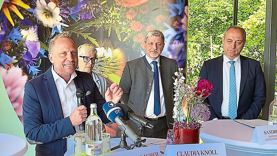 Bayerns Umweltminister Thorsten Glauber (Zweiter von links) kam zur Pr&auml;sentation der Landesgartenschau nach Furth. Er informierte zusammen mit Hermann Berchtenbreiter, Claudia Knoll, B&uuml;rgermeister Sandro Bauer und Wolfgang B&uuml;cherl (von links).
