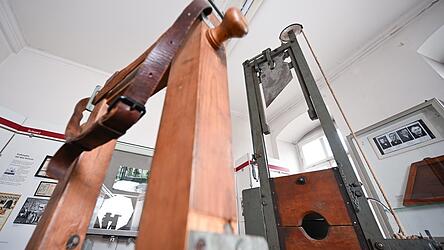 Eine Guillotine steht im Strafvollzugsmuseum in T&uuml;bingen. K&ouml;nig Maximilian II. verordnete am 4. August 1854 die Einrichtung des Fallschwerts, um Exekutionen humaner zu gestalten. Bis dahin war das Enthaupten mit dem Schwert des &Ouml;ftern zu einem Gemetzel verkommen.