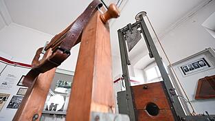 Eine Guillotine steht im Strafvollzugsmuseum in T&uuml;bingen. K&ouml;nig Maximilian II. verordnete am 4. August 1854 die Einrichtung des Fallschwerts, um Exekutionen humaner zu gestalten. Bis dahin war das Enthaupten mit dem Schwert des &Ouml;ftern zu einem Gemetzel verkommen.
