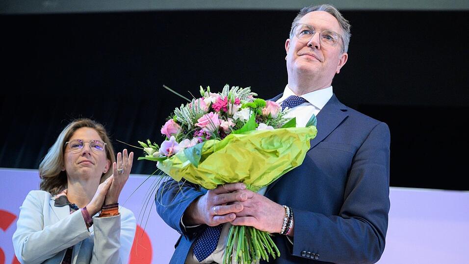 SPD-Parteichefin B&auml;tzing-Lichtenth&auml;ler und Verhandlungsf&uuml;hrer Alexander Schweitzer haben f&uuml;r den Koalitionsvertrag mit der CDU geworben.