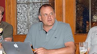 Robert Weber (M.) gab bekannt, dass die kommende Faschingssaison seine letzte als Narrhalla-Präsident wird. Robert Weber (M.) gab bekannt, dass die kommende Faschingssaison seine letzte als Narrhalla-Präsident wird.