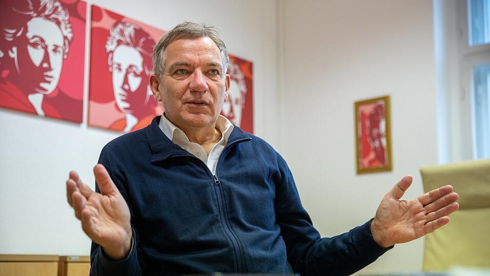 'Grund und Boden sollen nur noch in öffentlicher Hand sein, weil das eine absolut begrenzte Ressource ist', sagt Jan van Aken. Ginge es nach ihm, sollte Land nur noch auf Erbpacht zur Verfügung gestellt werden. 'Grund und Boden sollen nur noch in öffentlicher Hand sein, weil das eine absolut begrenzte Ressource ist', sagt Jan van Aken. Ginge es nach ihm, sollte Land nur noch auf Erbpacht zur Verfügung gestellt werden.