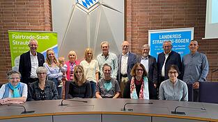 Die Fairtrade-Stadt will mit Mitgliedern der Steuerungsgruppe zum Auftakt der Fairen Woche für den Fairen Handel sensibilisieren (v.l.): Sonja Seidel, OB Markus Pannermayr, Sprecherin der städtischen Steuerungsgruppe Maria Stauber, Stadträtin Katharina Dilger mit Noemi, Angelika Haimerl, Nicole Koekoek (Stadtmarketing), Melanie Dullinger (Leiterin des Familienhauses), Robert Hundacker von Justland, Monika Hagengruber von „vomFass“, Pate Stephan Stadler von Edeka Stadler und Honner, Stadträtin Gertrud Gruber, Anton Zeller, Landrat Josef Laumer, Stadträtin Raphaela Wild und Franz Brunner, Werkstattleiter der Barmherzigen Brüder Behindertenhilfe (ErneuerBar).