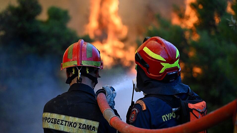 Einsatzkr&auml;fte k&auml;mpfen nordwestlich von Athen gegen die Flammen.