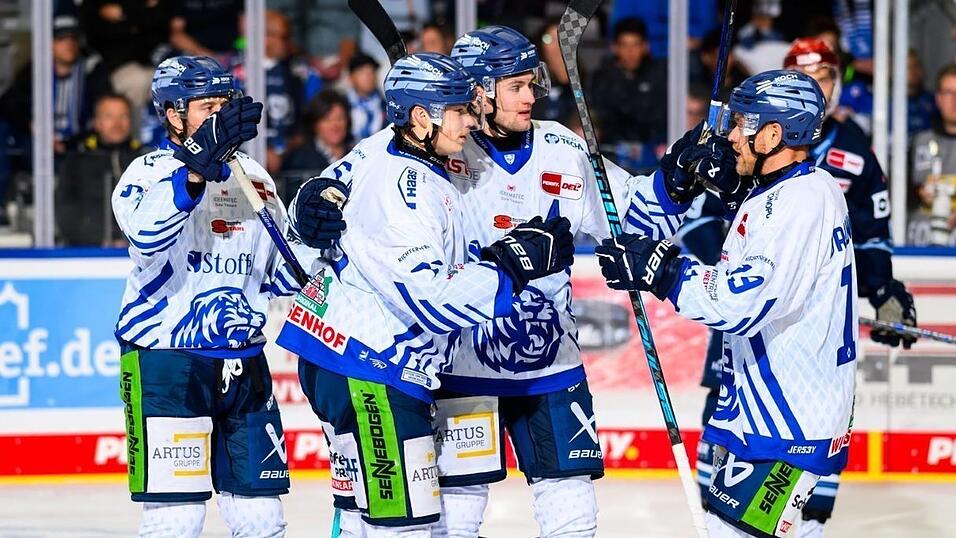 Linus Brandl (Zweiter von links) bejubelt mit seinen Teamkollegen das entscheidende Tor zum 4:2-Erfolg gegen Schwenningen. Linus Brandl (Zweiter von links) bejubelt mit seinen Teamkollegen das entscheidende Tor zum 4:2-Erfolg gegen Schwenningen.