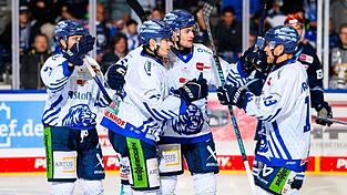 Linus Brandl (Zweiter von links) bejubelt mit seinen Teamkollegen das entscheidende Tor zum 4:2-Erfolg gegen Schwenningen. Linus Brandl (Zweiter von links) bejubelt mit seinen Teamkollegen das entscheidende Tor zum 4:2-Erfolg gegen Schwenningen.