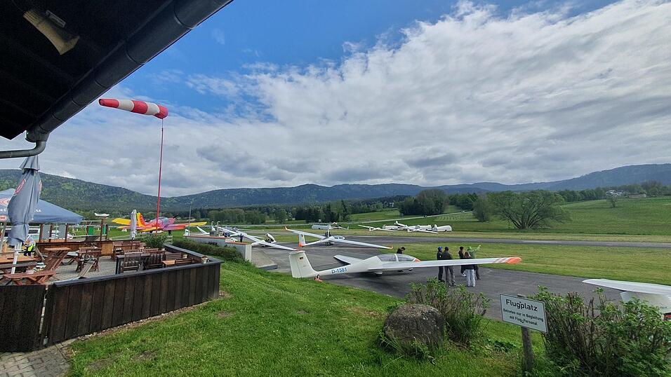 Die Segelflieger stehen bereit. 26 Piloten aus ganz Deutschland nahmen am 'Falter-Otto-Wettbewerb' teil. Die Segelflieger stehen bereit. 26 Piloten aus ganz Deutschland nahmen am 'Falter-Otto-Wettbewerb' teil.