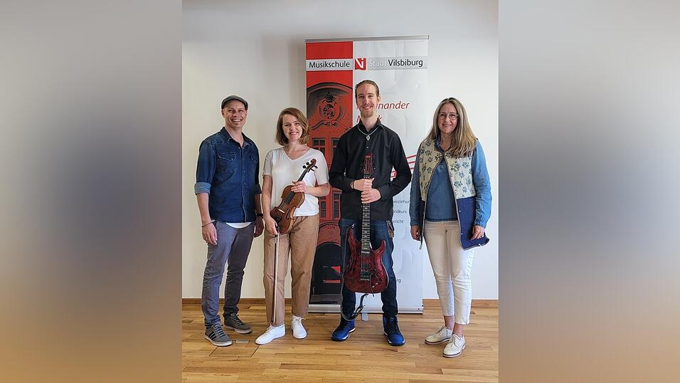 Bürgermeisterin Sibylle Entwistle, Gitarrenlehrer Maximilian Paintner, Geigenlehrerin Tatsiana Amelyanenka und Musikschulleiter Sebastian Bortolotti (von rechts); es fehlt Gitarrenlehrer Issmann Paul Gurtner. Bürgermeisterin Sibylle Entwistle, Gitarrenlehrer Maximilian Paintner, Geigenlehrerin Tatsiana Amelyanenka und Musikschulleiter Sebastian Bortolotti (von rechts); es fehlt Gitarrenlehrer Issmann Paul Gurtner.