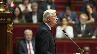 Sowohl linkes als auch rechtes Lager hatten die französische Regierung gewarnt. Dennoch drückte Ministerpräsident Michel Barnier den Sozialhaushalt ohne finale Abstimmung durchs Parlament. Nun droht ihm Le Pen offen mit Sturz.