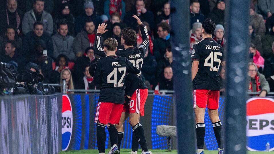 Jamal Musiala jubelt nach seinem Tor, flankiert von Lennart Karl (l) und Aleksandar Pavlovic.