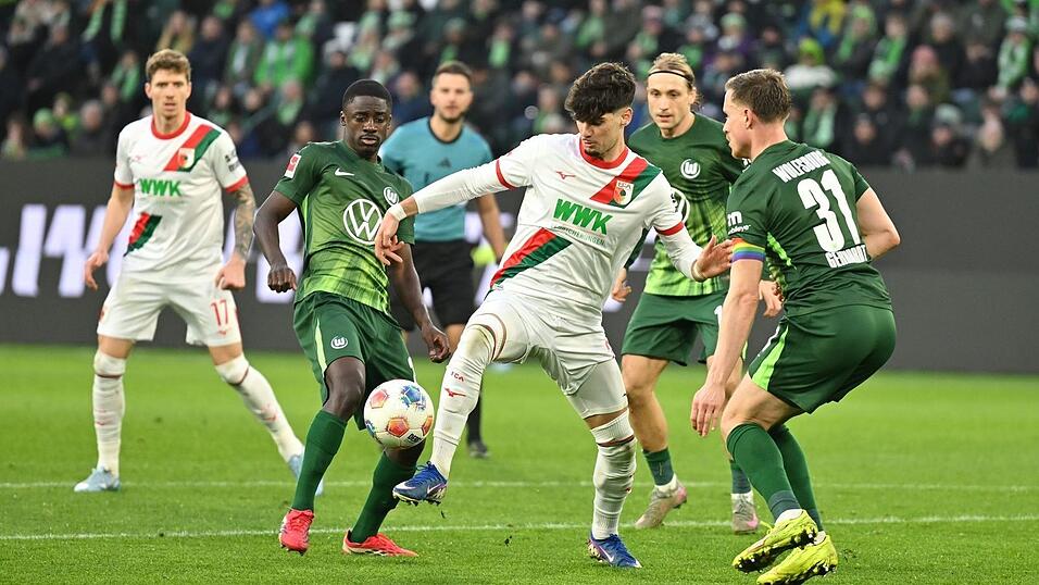 Ein enges Abstiegskampfduell lieferten sich Wolfsburger und Augsburger. Ein enges Abstiegskampfduell lieferten sich Wolfsburger und Augsburger.