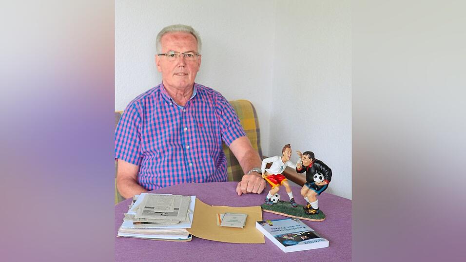 43 Jahre lang hat Alfred Bugl als Schiedsrichter für die Einhaltung der Regeln auf dem Platz gestanden. Dabei seien nicht immer alle mit seinen Entscheidungen einverstanden gewesen - das zeigt auch die Statue rechts, die Bugl von den Nachbarn zu seinem 50. Geburtstag bekommen hat. Beleidigungen im Spiel müsse man ahnden, aber auch mit Humor nehmen. 43 Jahre lang hat Alfred Bugl als Schiedsrichter für die Einhaltung der Regeln auf dem Platz gestanden. Dabei seien nicht immer alle mit seinen Entscheidungen einverstanden gewesen - das zeigt auch die Statue rechts, die Bugl von den Nachbarn zu seinem 50. Geburtstag bekommen hat. Beleidigungen im Spiel müsse man ahnden, aber auch mit Humor nehmen.