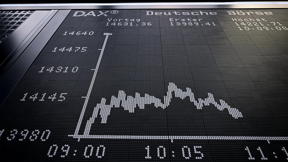 Der russische Angriff auf die Ukraine hat die Aktienmärkte weltweit auf Talfahrt geschickt. Für den deutschen Leitindex Dax ging es zum Handelsstart um mehr als vier Prozent abwärts. Der russische Angriff auf die Ukraine hat die Aktienmärkte weltweit auf Talfahrt geschickt. Für den deutschen Leitindex Dax ging es zum Handelsstart um mehr als vier Prozent abwärts.