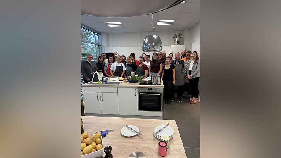 „LandGenuss Bayerwald“-Event: Rund 20 Hobbyköche nahmen an dem exklusiven Kochkurs im Sinocur teil. „LandGenuss Bayerwald“-Event: Rund 20 Hobbyköche nahmen an dem exklusiven Kochkurs im Sinocur teil.