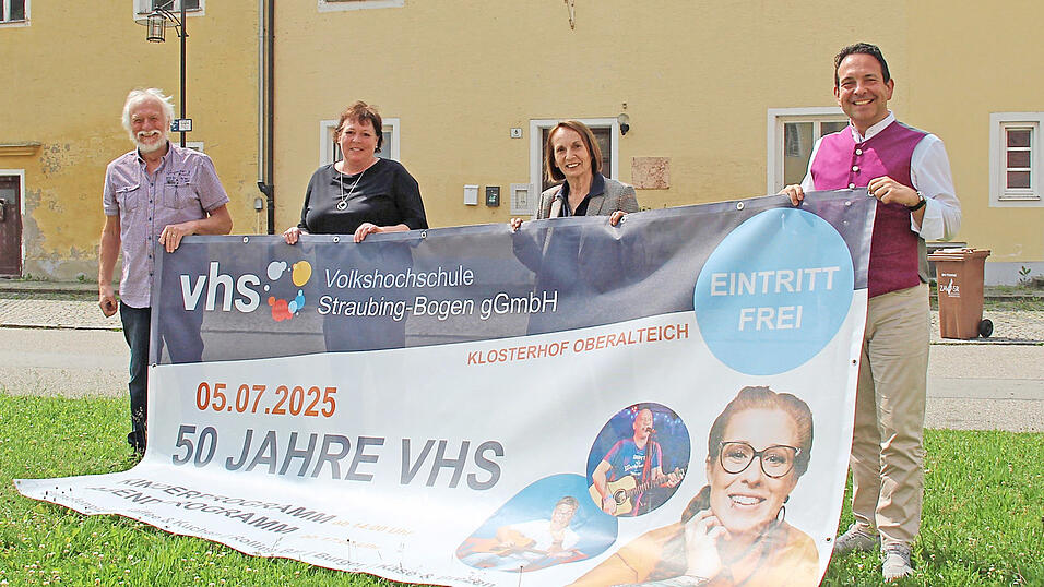 Freuen sich aufs Jubil&auml;um (von links): ehemaliger Gesch&auml;ftsf&uuml;hrer Josef Koller, VHS-Mitarbeiterin Sabine Hartmannsgruber, Marianne Bauer, Leiterin der Au&szlig;enstellen Konzell, und Gesch&auml;ftsf&uuml;hrer Robert Dollmann