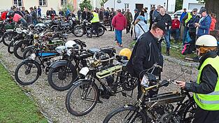 Bald reihte sich vor dem Heimatmuseum Motorrad um Motorrad.