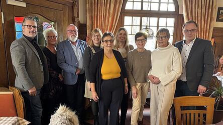 Die geehrten Mitarbeiter zusammen mit B&uuml;rgermeister Martin Stoiber (rechts).