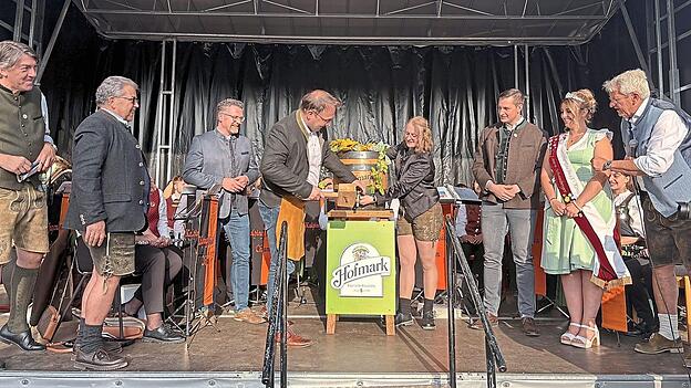 Prost: Das erste Fass Hofmark-Festbier ist angezapft. Jetzt können die Festtage beginnen. Prost: Das erste Fass Hofmark-Festbier ist angezapft. Jetzt können die Festtage beginnen.
