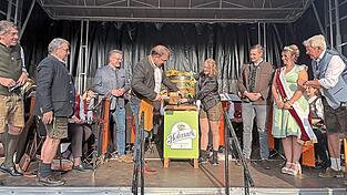Prost: Das erste Fass Hofmark-Festbier ist angezapft. Jetzt k&ouml;nnen die Festtage beginnen.