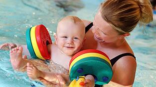 Eltern k&ouml;nnen ihrem Kind die Freude am Wasser vermitteln.