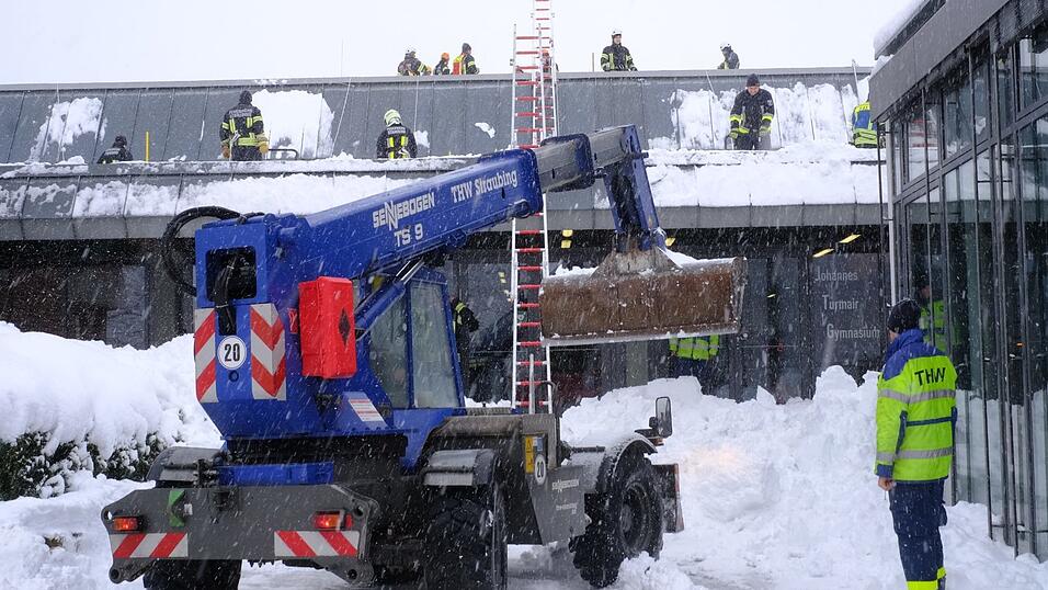 Kr&auml;fte der Straubinger Feuerwehr und des THW r&auml;umten das Dach der Dreifachturnhalle am Turmair-Gymnasium.