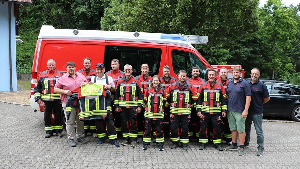 Die Feuerwehren Tiefenthal, Hofdorf, Zinzendorf, Oberachdorf, Kiefenholz und Hungersacker-Weihern bekamen neue Schutzanzüge. Die Feuerwehren Tiefenthal, Hofdorf, Zinzendorf, Oberachdorf, Kiefenholz und Hungersacker-Weihern bekamen neue Schutzanzüge.