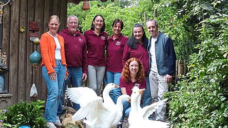 Beobachten die Gänse in ihrer neuen Heimat (von links): Sabrina Weichslgartner, Robert Vierthaler, Veronika Wiener, Karin Schlichter, Susanne Habrunner, Gastwirt Manfred Mailhammer und (knieend) Juliane Schlichter.