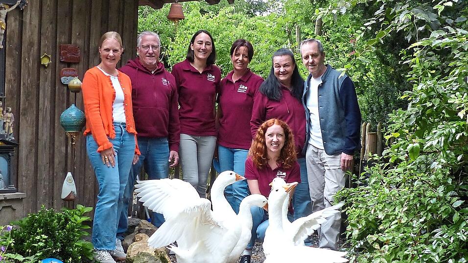 Beobachten die Gänse in ihrer neuen Heimat (von links): Sabrina Weichslgartner, Robert Vierthaler, Veronika Wiener, Karin Schlichter, Susanne Habrunner, Gastwirt Manfred Mailhammer und (knieend) Juliane Schlichter. Beobachten die Gänse in ihrer neuen Heimat (von links): Sabrina Weichslgartner, Robert Vierthaler, Veronika Wiener, Karin Schlichter, Susanne Habrunner, Gastwirt Manfred Mailhammer und (knieend) Juliane Schlichter.