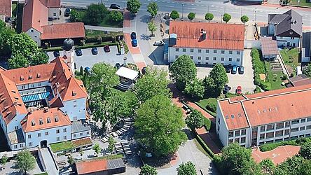 Auf dem Luftbild sind neben dem Schloss die Grundschule (rechts unten) und das Rathaus (oben Mitte) zu sehen. Die Schule muss saniert und erweitert werden. Im Dachgeschoss des Rathauses wird bereits umgebaut.