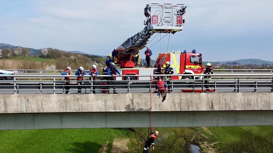 Auf der knapp 30 Meter hohen Chambtal-Br&uuml;cke wurde ein Arbeitsunfall simuliert.