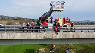 Auf der knapp 30 Meter hohen Chambtal-Br&uuml;cke wurde ein Arbeitsunfall simuliert.