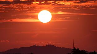 Ein Sommertag beginnt: Der DWD kündigt für Bayern ein sonniges und heißes Wochenende mit Temperaturen bis 34 Grad an.