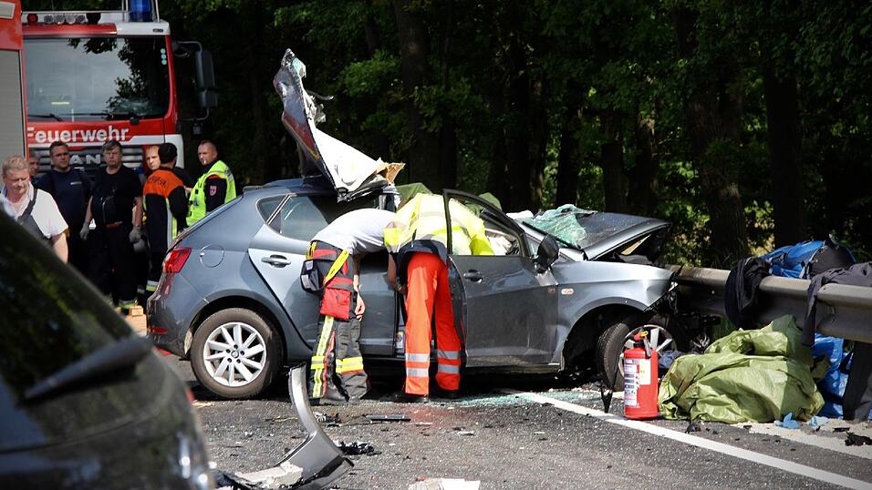 Für die beiden Fahrer kam leider jede Hilfe zu spät. Drei weitere Personen wurden schwer verletzt. Für die beiden Fahrer kam leider jede Hilfe zu spät. Drei weitere Personen wurden schwer verletzt.