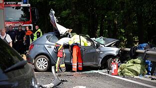 Für die beiden Fahrer kam leider jede Hilfe zu spät. Drei weitere Personen wurden schwer verletzt. Für die beiden Fahrer kam leider jede Hilfe zu spät. Drei weitere Personen wurden schwer verletzt.