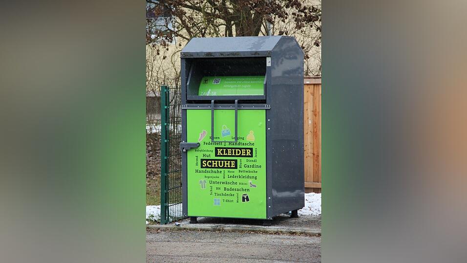 Ein Altkleider-Container des ZAW-SR: Es steht drauf, was alles rein darf, aber sauber muss es sein und keine Ramsch-Ware. Ein Altkleider-Container des ZAW-SR: Es steht drauf, was alles rein darf, aber sauber muss es sein und keine Ramsch-Ware.