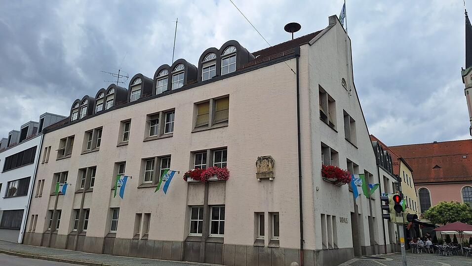 Die Gauben am Altbau des Rathauses werden verschwinden.