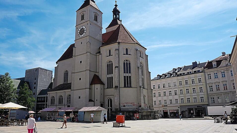 Eigentlich war die Neupfarrkirche größer geplant. Doch das Geld ging bald aus. Im Mittelalter existierte hier eine lebendige jüdische Gemeinde mit einer berühmten Talmudschule. Ein Pogrom bedeute das Ende. Eigentlich war die Neupfarrkirche größer geplant. Doch das Geld ging bald aus. Im Mittelalter existierte hier eine lebendige jüdische Gemeinde mit einer berühmten Talmudschule. Ein Pogrom bedeute das Ende.