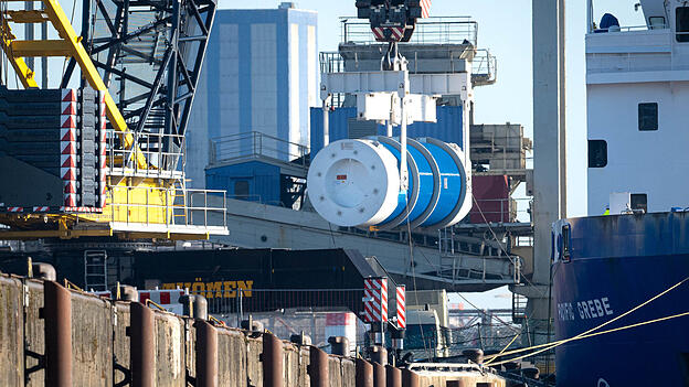 Ein Castor-Behälter wird vom Spezialschiff 'Pacific Grebe' gehoben. Am Donnerstag sollen insgesamt sieben dieser Behälter mit Atommüll im Kreis Landshut ankommen.
