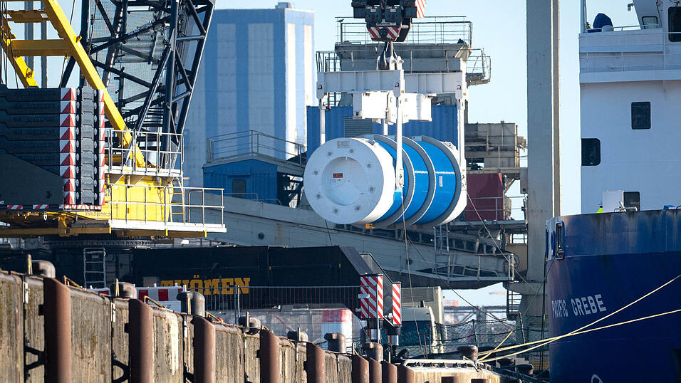 Ein Castor-Behälter wird vom Spezialschiff 'Pacific Grebe' gehoben. Am Donnerstag sollen insgesamt sieben dieser Behälter mit Atommüll im Kreis Landshut ankommen. Ein Castor-Behälter wird vom Spezialschiff 'Pacific Grebe' gehoben. Am Donnerstag sollen insgesamt sieben dieser Behälter mit Atommüll im Kreis Landshut ankommen.