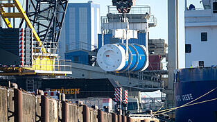 Ein Castor-Behälter wird vom Spezialschiff 'Pacific Grebe' gehoben. Am Donnerstag sollen insgesamt sieben dieser Behälter mit Atommüll im Kreis Landshut ankommen. Ein Castor-Behälter wird vom Spezialschiff 'Pacific Grebe' gehoben. Am Donnerstag sollen insgesamt sieben dieser Behälter mit Atommüll im Kreis Landshut ankommen.