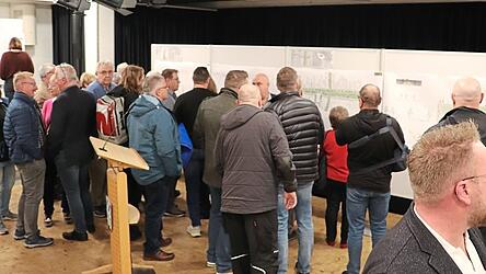 Am Dienstagabend kamen viele interessierte Plattlinger ins Bürgerspital, um sich die Wettbewerbsentwürfe aus dem Realisierungswettbewerb zum Stadtplatzumbau anzusehen.